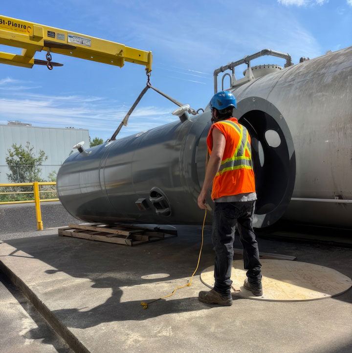Travailleur en train de compléter un projet de construction